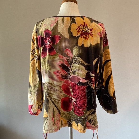 Caribbean Joe women’s multi color big floral pattern, 3/4 sleeve, rushed sides - Picture 6 of 11